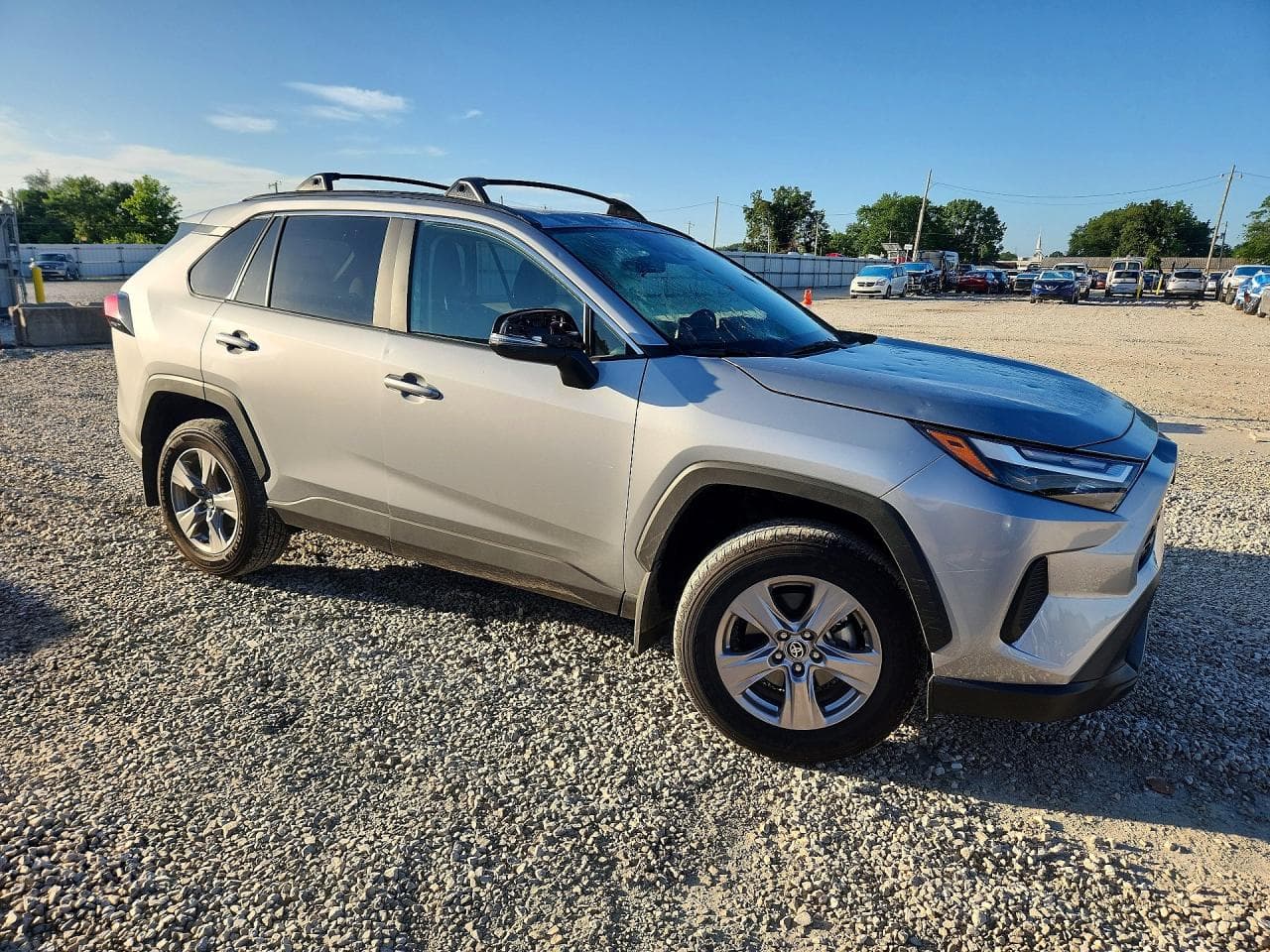 Toyota RAV4 2025 con daño por granizo en subasta