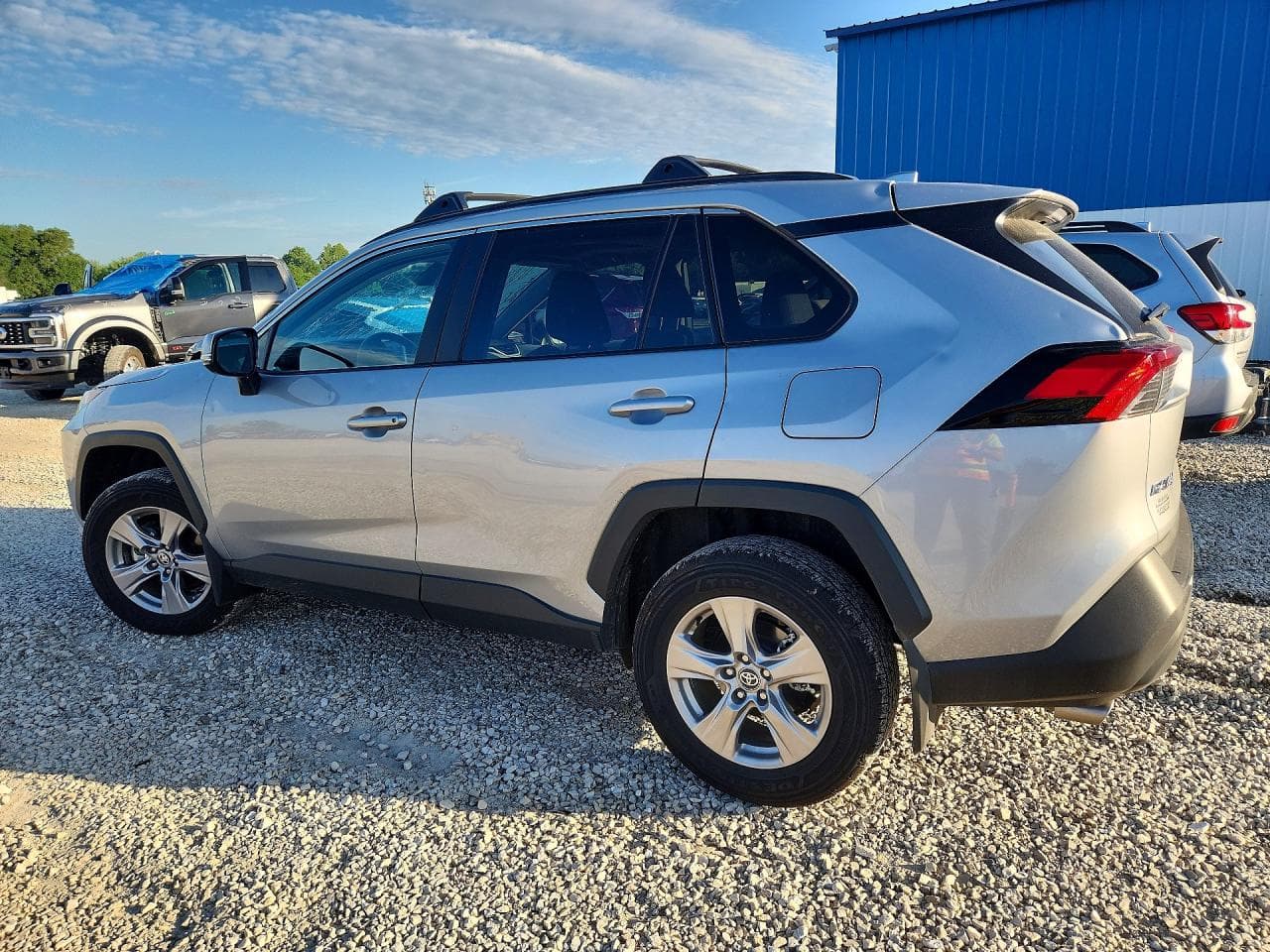 Toyota RAV4 2025 plateada en un lote de subasta