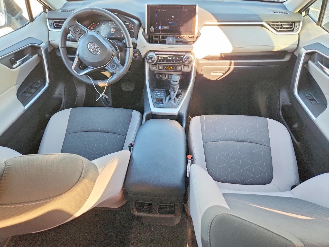 Toyota RAV4 2025 fotografiada para revisar su estado antes de pujar