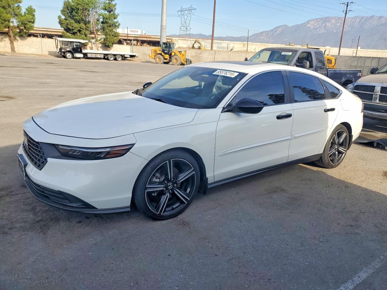 Honda Accord Sport Hybrid 2023 blanco en un patio de subasta de Copart