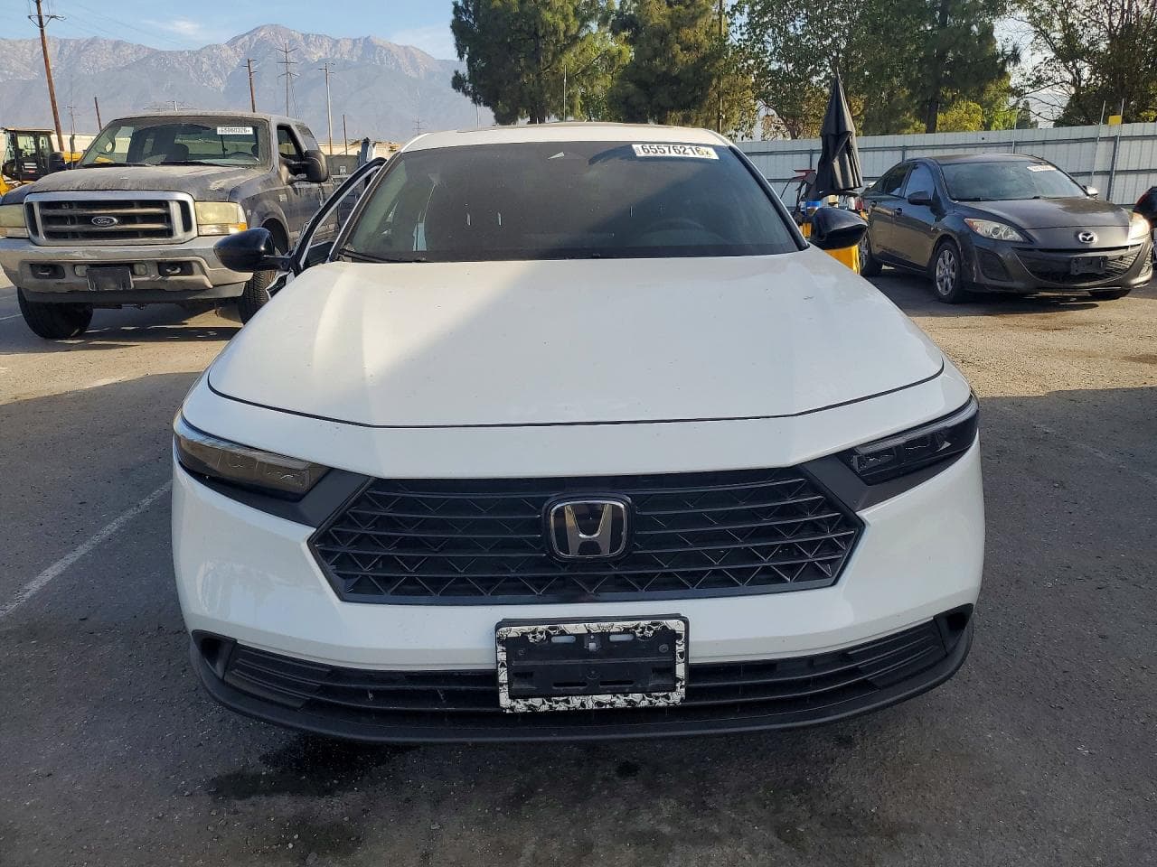 Honda Accord 2023 con daño frontal y lateral vendido con certificado salvage